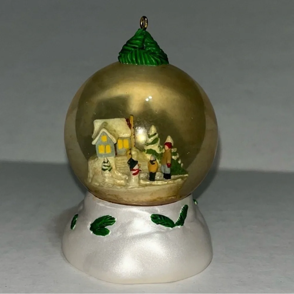 Hallmark‎ Keepsake Ornament Bringing Home the Tree Snowglobe